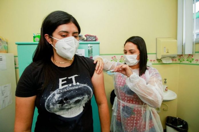 Imunização de trabalhadores de educação inicia nesta quarta-feira