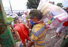 Prefeitura de Manaus entrega cestas de alimentos às famílias atingidas pela cheia no bairro Educandos