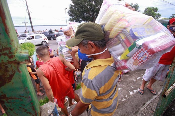 Prefeitura de Manaus entrega cestas de alimentos às famílias atingidas pela cheia no bairro Educandos