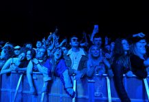 Fãs assistem apresentação da banda Blossom durante o Festival Republic, em Liverpool, onde foi realizado um evento-teste sem máscaras e distanciamento — Foto: Paul ELLIS / AFP