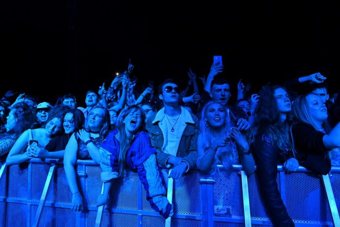 Fãs assistem apresentação da banda Blossom durante o Festival Republic, em Liverpool, onde foi realizado um evento-teste sem máscaras e distanciamento — Foto: Paul ELLIS / AFP