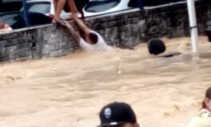 Grande inundação destrói posto de triagem na Av. Torquato Tapajós