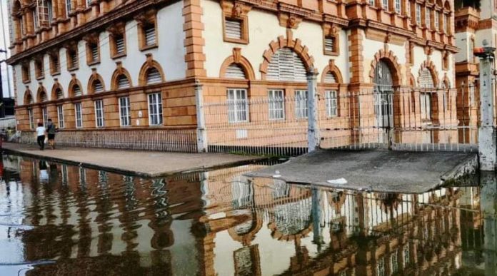 Ruas do centro de Manaus estão debaixo d’água em razão da cheia do rio Negro